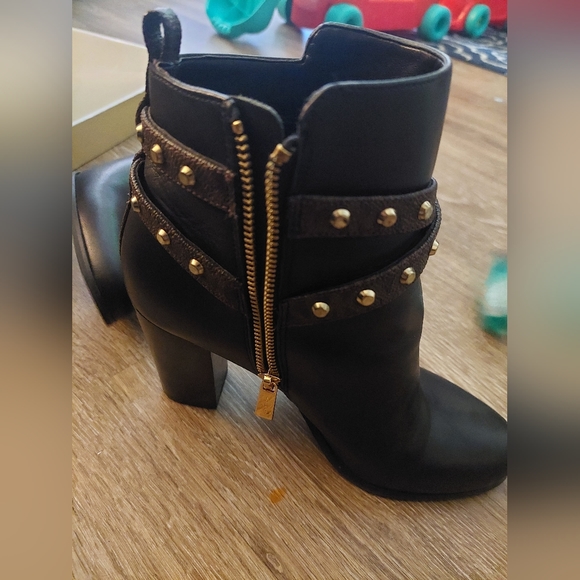 Michael Kohrs Booties - Picture 3 of 4